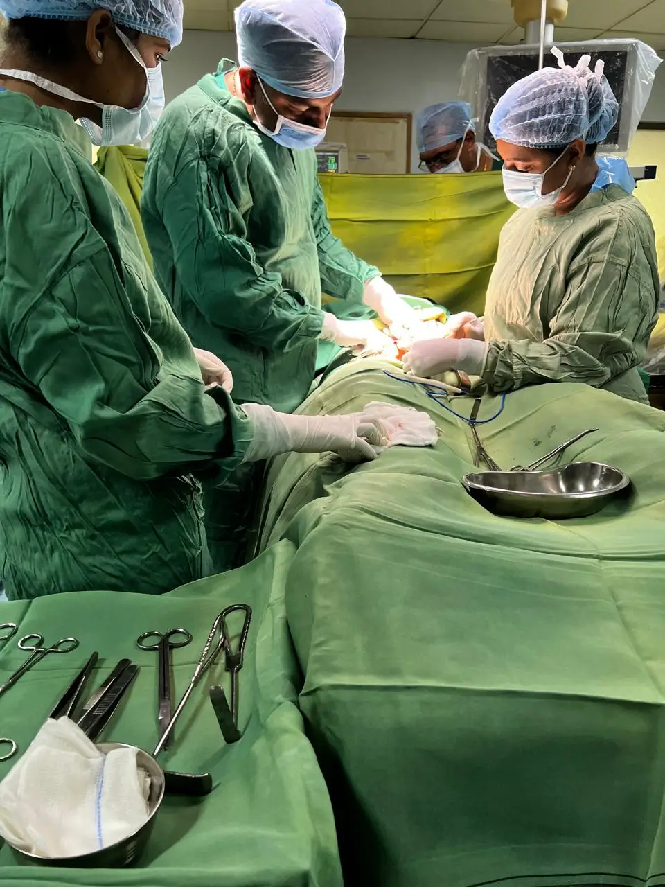 Dr Bhavin Baria performing laparoscopic surgery in Ahmedabad