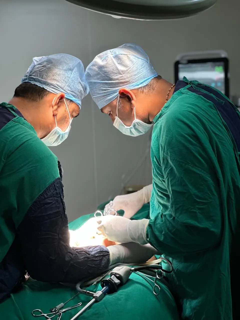 Dr Bhavin Baria performing laparoscopic surgery in Ahmedabad