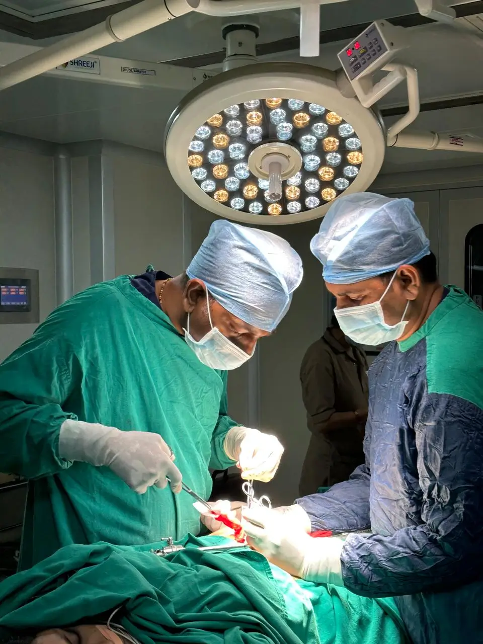 Dr Bhavin Baria performing laparoscopic surgery in Ahmedabad