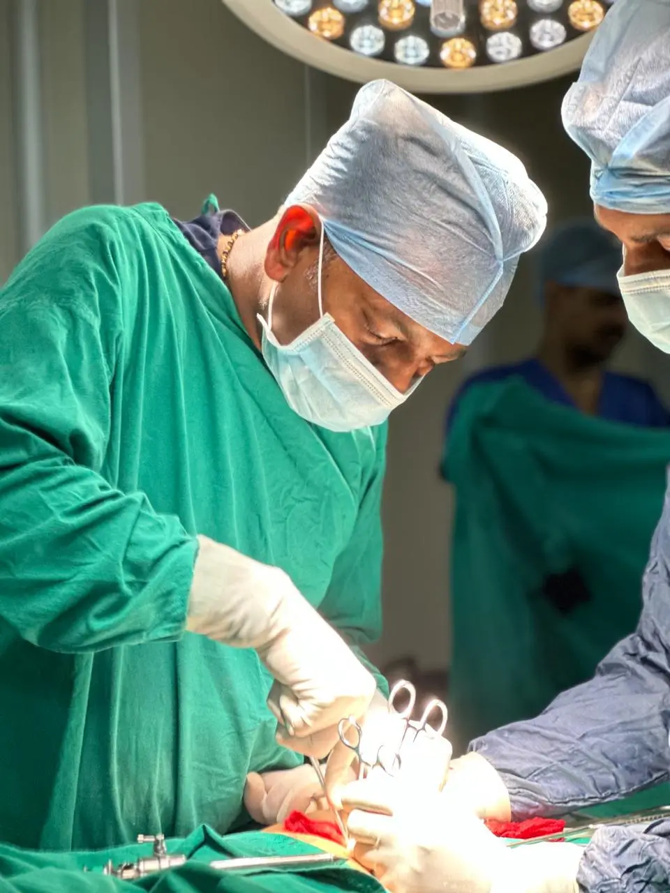 Dr Bhavin Baria performing laparoscopic surgery in Ahmedabad